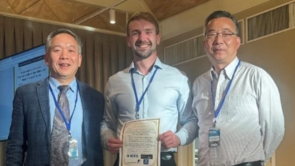 Professor Shane Xie, Marcel Kettelgerdes, and Professor Peter Xu at the prize-giving ceremony for the Best Paper Award (Photo: THI).