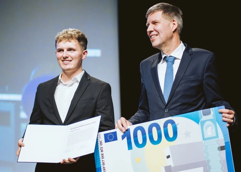Florian Fottner (left) receives the award from Dr Rüdiger Recknagel, Managing Director of the Audi Environmental Foundation (Photo: THI).