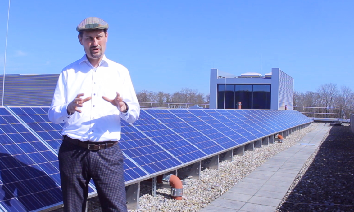 Prof. Navarro erklärt die Photovoltaik-Anlage auf dem Dach von Gebäude G der THI
