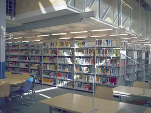 Blick in die leere Bibliothek