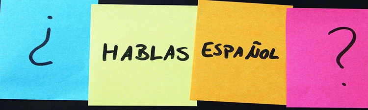 4 bunte Post-its mit der Frage "Hablas espanol?"