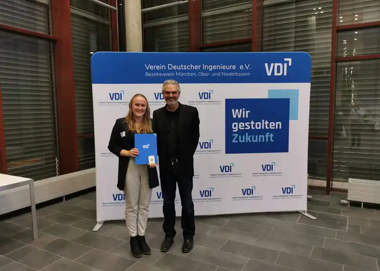 Preisträgerin Cornelia Braun und ihr Betreuer Professor Erik Schneider (Foto: THI).