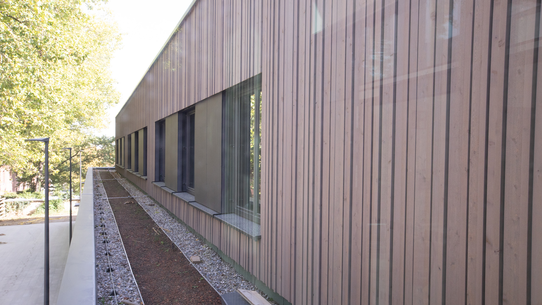 Holzfassade außen am Campus Neuburg
