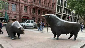 Der Stier und der Bär vor der Deutschen Börse.