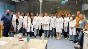 Weiße Kittel, rote Erdbeeren: Beim gemeinsamen DNA-Experiment trafen erstmals Studierende aller Life-Science-Studiengänge der THI aufeinander (Foto: THI).