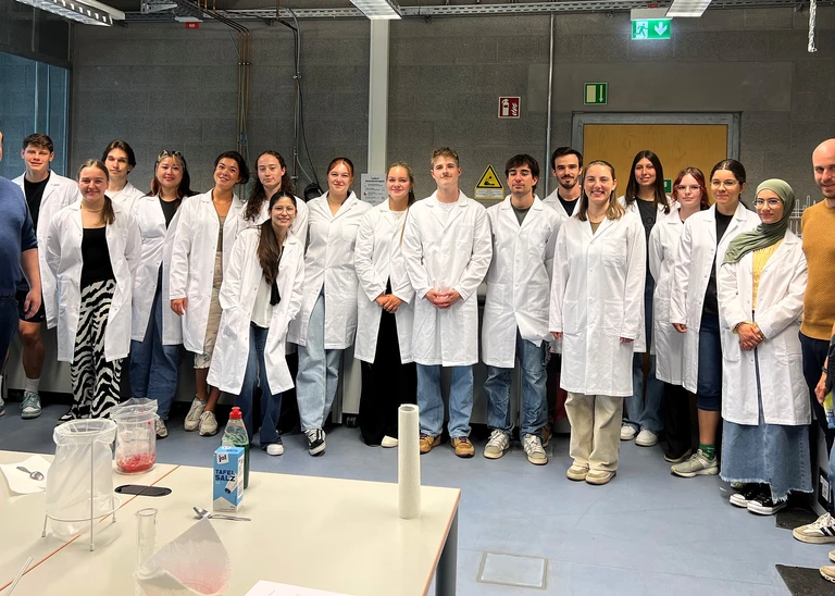 White lab coats, red strawberries: During a joint DNA experiment, students from all Life Sciences degree programmes at THI met for the first time (Photo: THI).