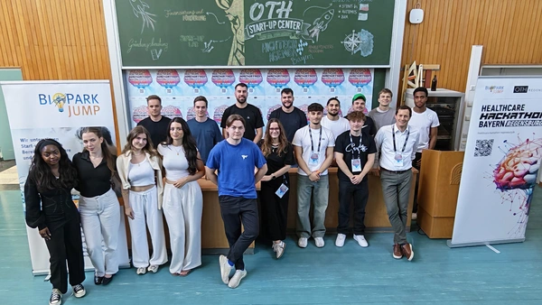 Gruppenbild mit Studierenden und Professor in einem Hörsaal
