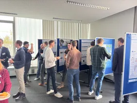Quelle: THI Foto der Teilnehmenden neben den Postern der SAFIR Projekte