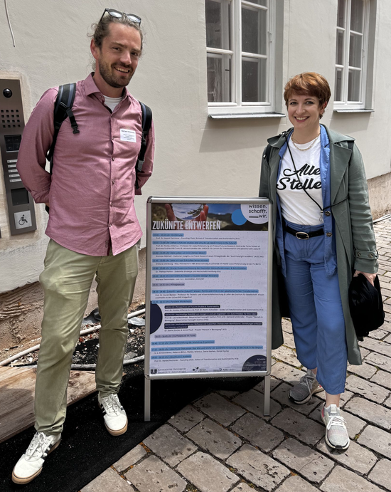 Dr. Gerhard Schönhofer und Prof. Dr. Laura Bechthold posieren neben einem Plakataufsteller