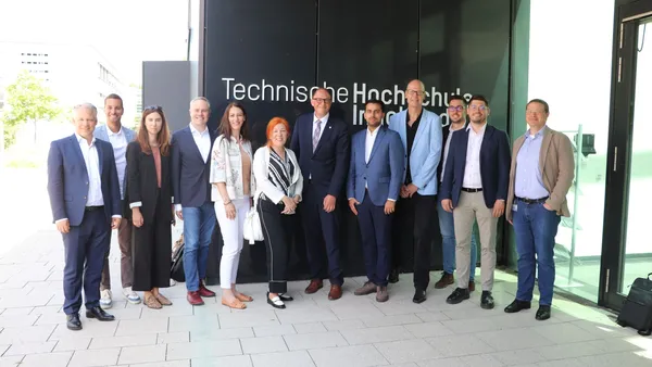 Staatssekretär Vukašin Grozdić (5. v. r.) und THI-Vizepräsident Professor Hans-Joachim Hof (6. v. r.) (Foto: THI). Gruppenbild der Delegation Serbien am Cmapus der THI