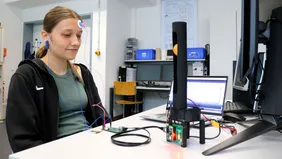 Konzentriert sich Isabell Zeitler stärker, steigt die Kugel in der Röhre weiter nach oben (Foto: THI).