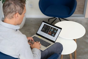 Person am Laptop, die Beiträge zu KI recherchiert