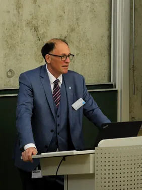 Individualisierte Unterstützung dank KI: Projektleiter Prof. Hans-Joachim Hof stellt die zentralen Ergebnisse von THISuccessAI vor (Foto: THI).