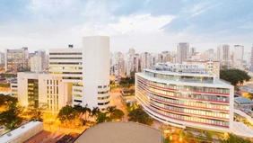 Die Hochschule Insper inmitten der hell erleuchteten Skyline von Sao Paulo.