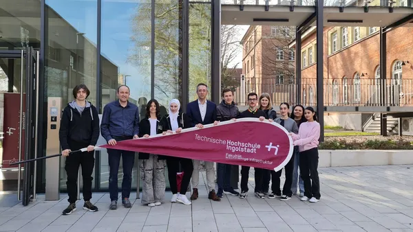 Professor Martin Dirr, Dean of the Campus for Sustainable Infrastructure, was delighted to welcome the Neuburg Youth Parliament to the campus (Photo: THI).