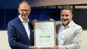 Präsident der BASt Professor Markus Oeser (r.) und Vizepräsident Professor Andre Seeck haben eine Urkunde erhalten (Foto: BASt).