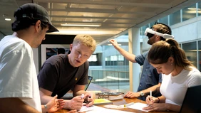 Bevor die Arbeiten die Bühne der Werkschau erreichen, werden Ideen hinterfragt, weiterentwickelt und gemeinsam geschärft – Designstudierende der THI im kreativen Austausch (Foto: THI).