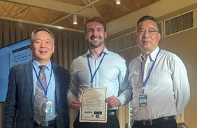 Professor Shane Xie, Marcel Kettelgerdes und Professor Peter Xu bei der Vergabe des Best Paper Awards (Foto: THI).