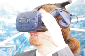 THI-Professor Dr. Uwe Holzhammer blickt mit der VR-Brille in virtuelle Welten.