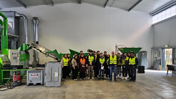 A group photo in a Büchl factory hall.