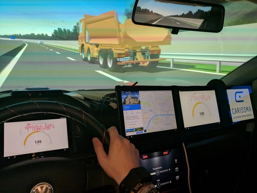 [Translate to English:] Tests zum Autonomen Fahren im Cockpit der Hexapode