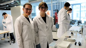 Spurensuche im Labor: Studierende der Bio- und Medizininformatik entschlüsseln an der THI mithilfe moderner DNA-Analyse einen simulierten Vaterschaftsfall (Foto: THI).
