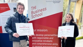 Zwei Studienbotschafter sind bereit für eine Campusführung. 