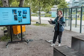 Studentin hält Präsentation zum Thema Technisches Design an der Pecha Kucha night am Campus in Ingolstadt