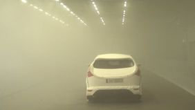 Auto-Dummy in Halle bei Regen und Nebel