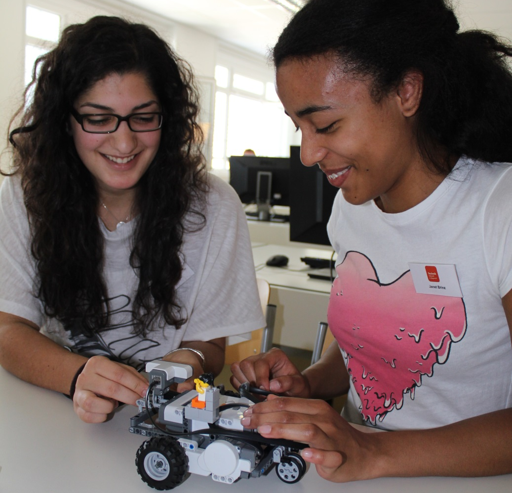 Zwei Schülerinnen bauen aus Lego-Steinen ein Auto