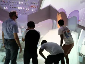 Virtuelle Welten hautnah: Die Schülerinnen und Schüler waren beeindruckt von den vielfältigen Möglichkeiten des VR-Labors (Foto: THI).