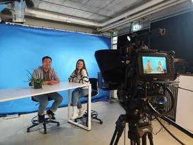 Zwei Personen bei der Aufnahme einer Videos für das Projekt "Mensch in Bewegung"