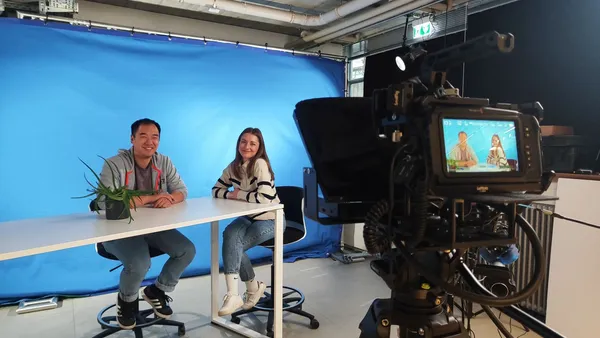 Zwei Personen bei der Aufnahme einer Videos für das Projekt "Mensch in Bewegung"