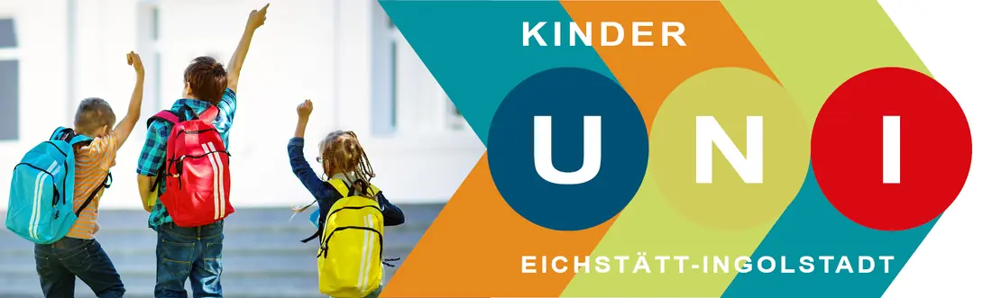 Drei Grundschüler von hinten mit bunten Rucksäcken. Daneben das Logo der Kinder-Uni Eichstätt-Ingolstadt