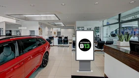 Digitale Werbetafel im Showroom des Autohauses