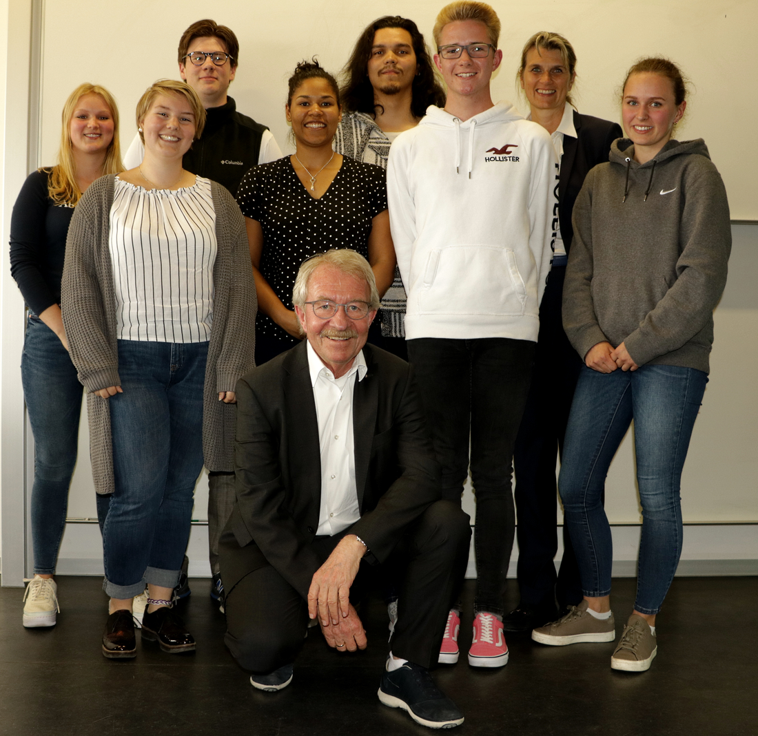 Prof. Reinhard Büchl surrounded by students