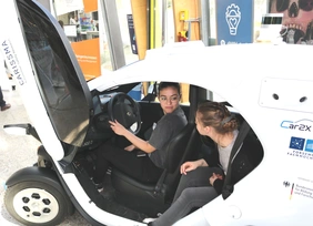 Studentinnen sitzen im autonomen Fahrzeug ANTON