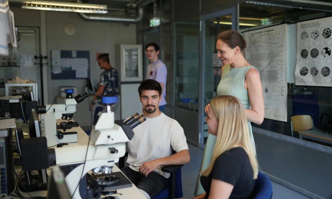 Studierende am Mikroskop im Labor