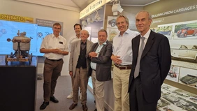 Prof. Thomas Suchandt (l.) and Prof. Peter Augsdörfer (2nd from right) at the handover of the vehicle in Brussels (Photo: THI).
