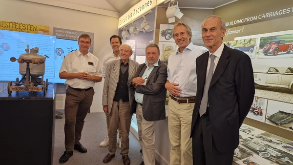 Prof. Thomas Suchandt (l.) and Prof. Peter Augsdörfer (2nd from right) at the handover of the vehicle in Brussels (Photo: THI).
