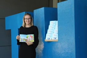 Impulse generator and author Franziska Hegner with the book "Stufen des automatisierten Fahrens" (Photo: THI).