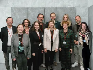 Team des Bayerischen Foresight-Instituts vor einem grauen Hintergrund