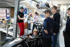 Viel zu entdecken für Nachwuchsforscherinnen und -forscher: Beim Jugend forscht-Regionalwettbewerb an der THI konnten die Teilnehmenden unter anderem einen Fahrsimulator ausprobieren (Foto: THI).