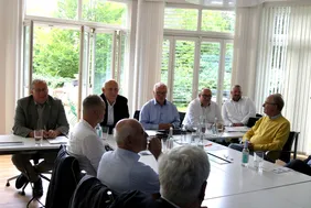 Der Vorsitzende des Fördervereins Professor Hubert Waltl (4.v.r.) zeigte auf, wie die Aktivitäten des Vereins Talente fördern und die Transformation mitgestalten (Foto: THI).