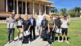 Internationale Begegnung in Kalifornien: Die THI-Gruppe mit Professor Gerd Schwandner (4. v. l.) auf dem Campus der California State University Northridge (Foto: THI).
