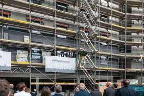Meilenstein für studentisches Wohnen: Nach nur wenigen Monate konnte Richtfest gefeiert werden (Foto: Milena Bergmann & Sebastian Fischer, Studierendenwerk Erlangen-Nürnberg).