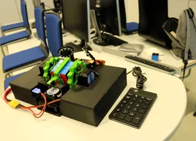 Sein Roboter ist noch schneller (Foto: THI).