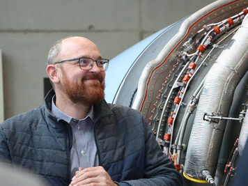 Professor_König_Triebwerk_2025_CopyrightTHI Prof. König beim Erklären des Triebwerkes