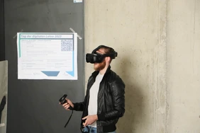 Person mit VR-Brille