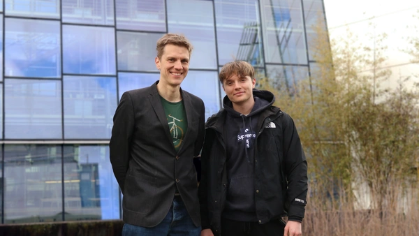 THI student Dominic Rampas (r.) and Professor Marc Aubreville present the AI in Vienna (Photo: THI).